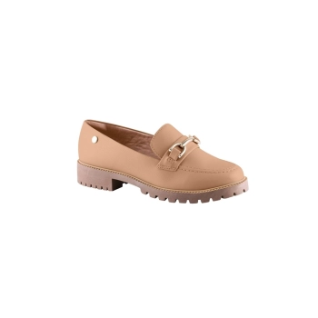 Na imagem temos um lindo mocassim na cor palha, calce facil, super elegante