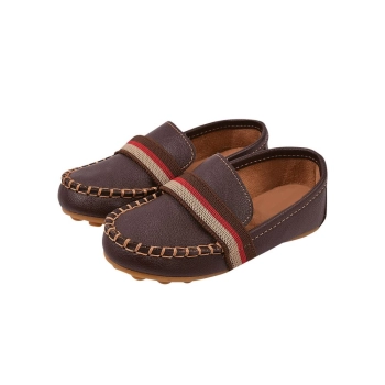 Na foto temos um lindo mocassim masculino super confortável na cor Marrom