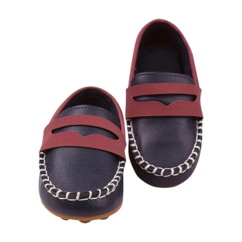 Na foto temos um lindo mocassim masculino super confortável na cor azul marinho