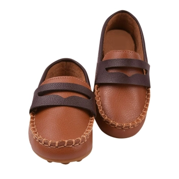 Na foto podemos ver um lindo mocassim masculino super confortável na cor caramelo 
