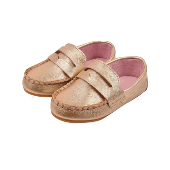 Na foto temos um lindo mocassim masculino super confortável na cor Verniz Dourada