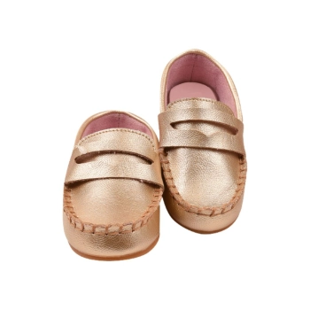 Na foto temos um lindo mocassim masculino super confortável na cor Verniz Dourada