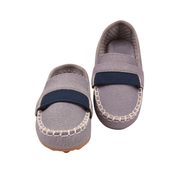 Na foto temos um lindo mocassim masculino super confortável na cor cinza