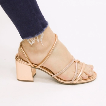 Na imagem temos uma linda sandália em salto bloco na cor cobre com tiras em rose e nude com calce em elástico, linda perfeita para qualquer ocasião.