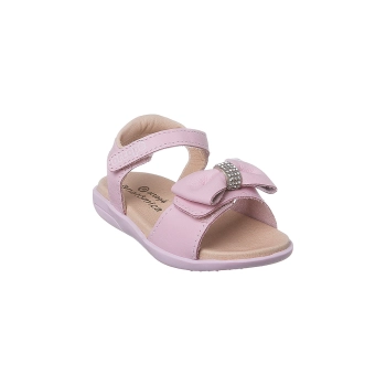 Na imagem temos uma linda sandália infantil feminina Ortopé feita em couro com laço e strass na cor rosa.