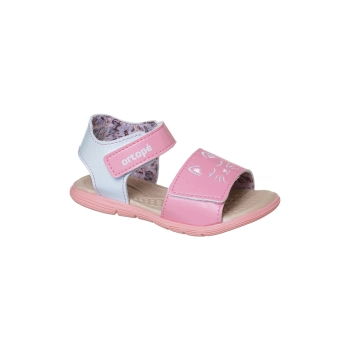 na imagem, uma linda sandãlia com fechamento em velcro, com bordado de gatinho na frente, na cor coral e azul, com forro florido.