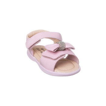 Na imagem temos uma linda sandália infantil feminina Ortopé feita em couro com laço e strass na cor rosa.