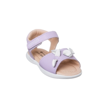 Na imagem temos uma linda sandália infantil feminina Ortopé feita em couro com detalhes de petalas nas cores branco e lavanda.