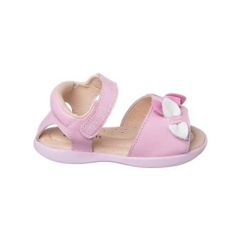 Na imagem temos uma linda sandália infantil feminina Ortopé feita em couro com detalhes de pétalas de flores na cor rosa.