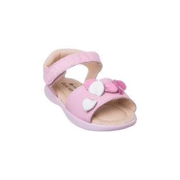 Na imagem temos uma linda sandália infantil feminina Ortopé feita em couro com detalhes de pétalas de flores na cor rosa.