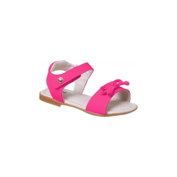 Na imagem temos uma linda sandália na cor pink, confortável, prático e lindo, perfeito para diversas ocasiões