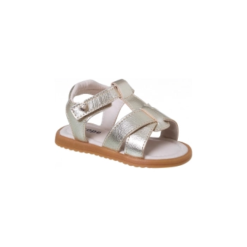 Na imagem temos uma linda sandália Ortopézinho perfeita para as pequenas que estão começando a dar seus primeiros passinhos! Suas tiras trançadas trazem o charme ao calçado exclusivamete porque é na cor Dourada, então com ela conseguimos compor vários looks, perfeita para diversas ocaziões como, aniversarios, passeios ao parque, etc. Muito prática pois seu fecho em fita aderente facilita o dia dia dos papais e tras autonomia para as pequenas, já que a sandalia é facil de calçar e facil de tirar.