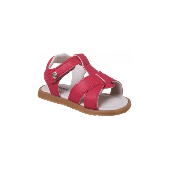 Na imagem temos uma linda sandália infantil feminina ortopé na cor vermelha, para as bebês que estão dando seus primeiros passinhos, seus detalhes em tiras trazem todo o charme para o calçado, pratica com seu fecho em fita aderente!