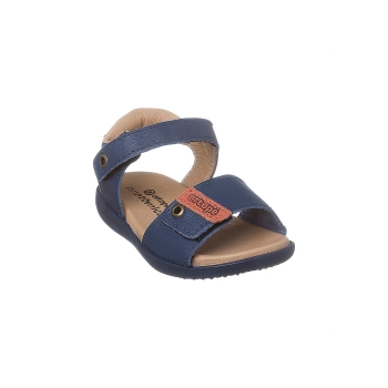 Na imagem temos uma linda sandália infantil masculina Ortopé feita em couro na cor azul marinho.