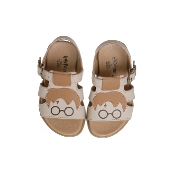 Na imagem temos uma linda sandália infantil com estampa do personagem harry potter na cor caramelo. Calce através de fivela com pino.