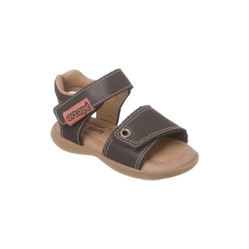 Na imagem temos uma linda sandália infantil masculina Ortopé feita em couro com fecho duplo em velcro na cor marrom café.