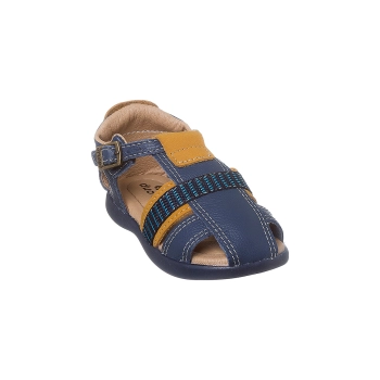 Na imagem temos uma linda sandália infantil masculina Ortopé feita em couro nas cores azul marinho e mostarda.