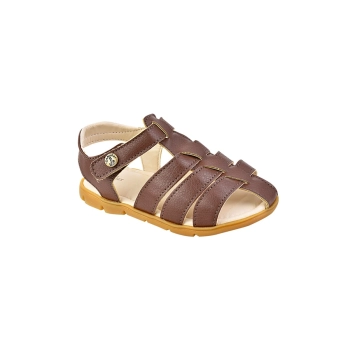 Na imagem temos uma linda sandália em tiras fechadas que mantém os pezinhos seguros durante as brincadeiras, confeccionada em materiais de ponta essa sandália oferece durabilidade e resistência, feita na cor marrom para combinar com qualquer look.