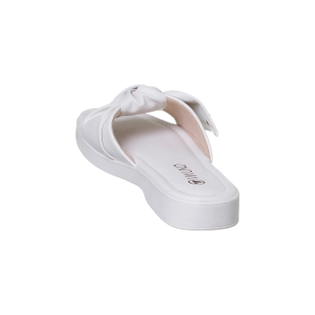 Na imagem temos uma linda Rasteirinha Via Uno na Cor Off White com um lindo laço que trás todo charme para o calçado