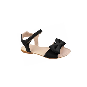 Na imagem temos uma linda sandália na cor preta com um charmoso laço com fecho em fita aderente, super levinha e confortável!