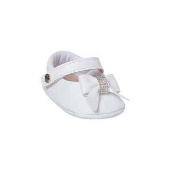 Na imagem, uma linda Sapatilha Ortopézinho para Bebês menina, na cor Branco com enfeite de laço. Super confortável. 