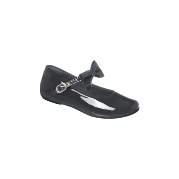  A Sapatilha Infantil Feminina Ortopé Secret Laço Preto é um calçado charmoso e confortável, ideal para diversas ocasiões. Confeccionada em material sintético com acabamento em verniz preto, ela conta com um laço delicado no cabedal, que acrescenta elegância ao visual. A espuma no traseiro proporciona um calce ajustado e confortável ao calcanhar. A sola em TR antiderrapante garante segurança ao caminhar, enquanto a palmilha Duo Soft, com sua dupla camada de espuma, oferece uma sensação de maciez extra, tornando o uso diário ainda mais confortável.
