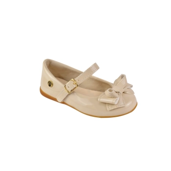 Na imagem temos uma linda sapatilha na cor bege com acabamento em verniz laço acabamento em bordado, linda e super confortável.