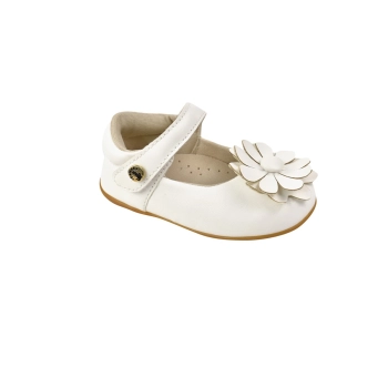 Na imagem temos uma linda sapatilha na cor branca com detalhe em flor margarida, essa sapatilha é linda e super confortavel, perfeita paras as meninas que estão dando seus primeiros passinhos. Fecho em fita aderente facilitando o calce.