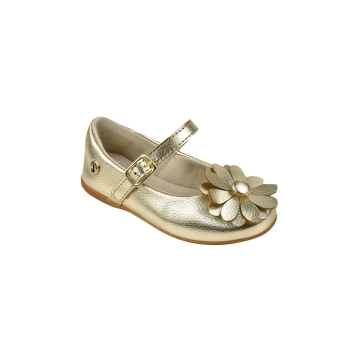 Na imagem temos uma linda sapatilha na cor Dourada com detalhe em flor margarida, fecho em fivela com pino