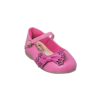 Na imagem temos uma linda sapatilha infantil Ortopé na cor pink com detalhe em laço com flores. Calce através de fivela com pino.