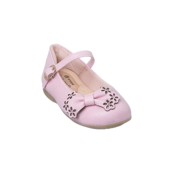 Na imagem temos uma linda sapatilha infantil Ortopé na cor rosa. Detalhe de laço com pequenas flores.