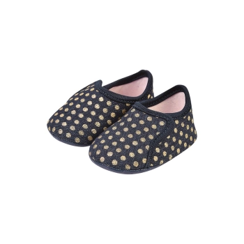 Na foto temos um lindo sapatinho de bebe super confortável feito em tecido na cor azul marinho com detalhes em bolinhas douradas, vem conferir! 