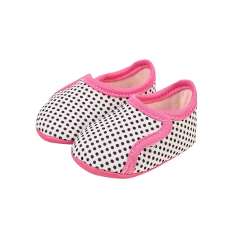 Na foto temos um lindo sapatinho de bebe super confortável feito em tecido, nas cores branco e rosa com detalhe em bolinhas pretas, Vem conferir!