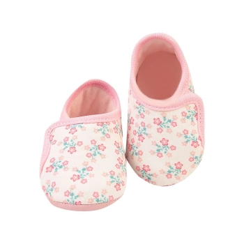 Na foto temos um lindo sapatinho de bebe, trabalhado em tecido floral que trás todo um charme para o sapatinho, feito em tecido com solado em sintético e espuma, trazendo um maior conforto para os pézinhos dos bebês, ideal para os primeiros passos 
