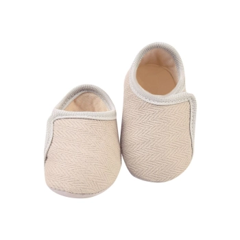 Na foto temos um sapatinho de bebe super confortavel feito em tecido na cor off white, vem conferir!