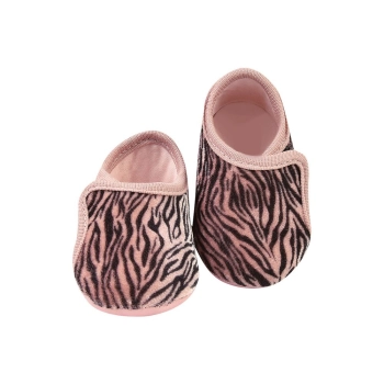 Na foto temos um lindo sapatinho de bebe super confortável feito em tecido com estampa de tigre 