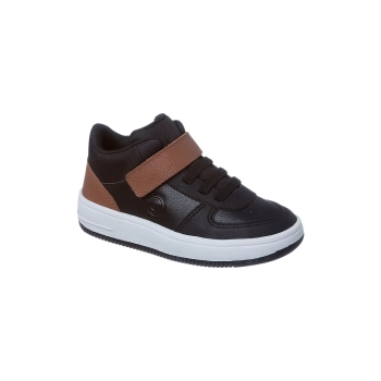 Na imagem temos um lindo tênis cano alto infantil masculino Ortopé com detalhes em couro nas cores preto e caramelo.
