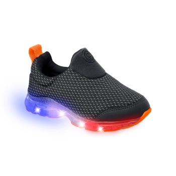 Na imagem temos um lindo tênis de led infantil masculino Ortopé na cor preta.