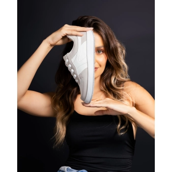 Na imagem temos o lindo tênis feminino Dijean flatform nas cores branco e cinza fechamento em cadarço.
