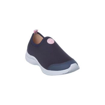 Na imagem temos um lindo tênis infantil feminino Ortopé com calce fácil nas cores azul marinho e rosa. Conforto, praticidade e estilo para os pezinhos.
