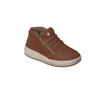 Na imagem, temos o Tênis Infantil Masculino Ortopé Bliss Boot Zíper Caramelo, que oferece uma combinação ideal de conforto e funcionalidade para os pequenos. Seu cabedal em tecido/polímero proporciona durabilidade e respirabilidade. O solado TR emborrachado garante tração e segurança em diversas superfícies. A palmilha Gravidade Zero, desenvolvida com tecnologia espacial, possui memória de expansão, absorve impactos e mantém a pele livre de fungos e bactérias. Disponível nos tamanhos 24 ao 34, este tênis é perfeito para acompanhar as aventuras diárias dos meninos com estilo e proteção.