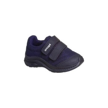 Na imagem temos o tênis ortopé linha dna flex na cor marinho com materiais resistentes, solado antiderrapante e fecho aderente duplo permitindo maior abertura do cabedal.