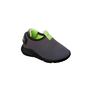 Na foto temos um lindo Tênis Ortopé Linha Sport Baby com calce pratico e abertura na parte traseira por fita aderente na cor cinza chumbo trazendo segurança ao pézinho e muito conforto 