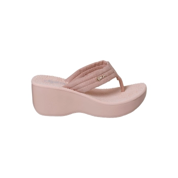 Na foto temos um lindo tamanco Dijean na cor nude com tiras feito em material camurça, palmilha em EVA, solado em EVA, escolha ideal para quem busca sofisticação sem abrir mão do conforto.