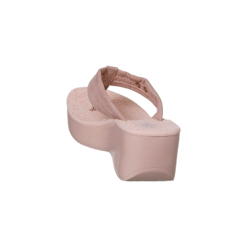 Na foto temos um lindo tamanco Dijean na cor nude com tiras feito em material camurça, palmilha em EVA, solado em EVA, escolha ideal para quem busca sofisticação sem abrir mão do conforto.